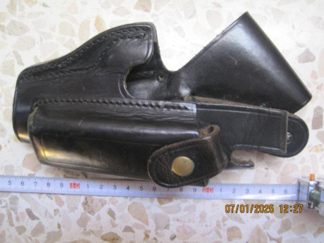 VENDO:

 -- Variedad de fundas de armas cortas.

En cada foto (anverso/reverso), se colocaría el precio 90