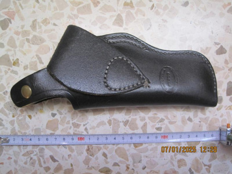 VENDO:

 -- Variedad de fundas de armas cortas.

En cada foto (anverso/reverso), se colocaría el precio 101