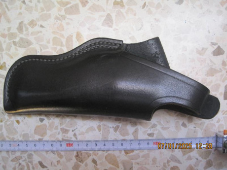VENDO:

 -- Variedad de fundas de armas cortas.

En cada foto (anverso/reverso), se colocaría el precio 100