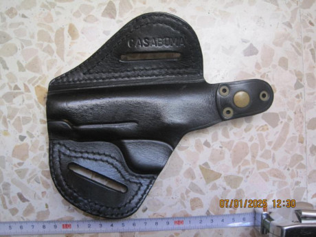 VENDO:

 -- Variedad de fundas de armas cortas.

En cada foto (anverso/reverso), se colocaría el precio 111