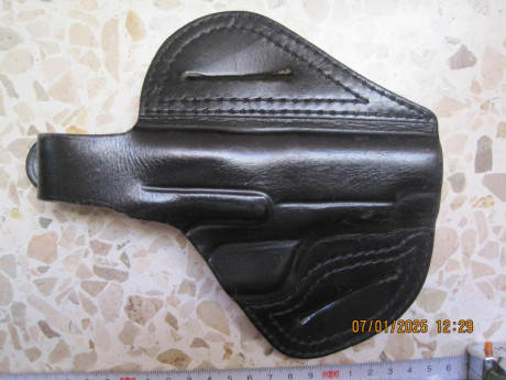VENDO:

 -- Variedad de fundas de armas cortas.

En cada foto (anverso/reverso), se colocaría el precio 110