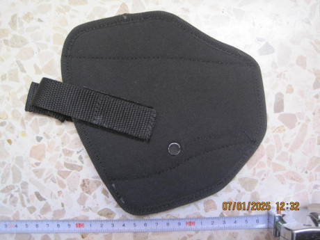VENDO:

 -- Variedad de fundas de armas cortas.

En cada foto (anverso/reverso), se colocaría el precio 121
