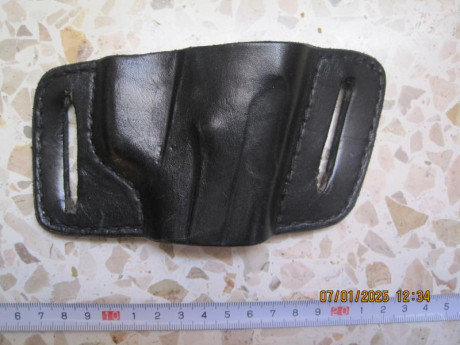 VENDO:

 -- Variedad de fundas de armas cortas.

En cada foto (anverso/reverso), se colocaría el precio 140