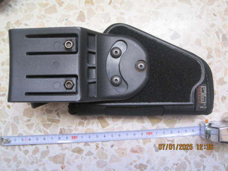 VENDO:

 -- Variedad de fundas de armas cortas.

En cada foto (anverso/reverso), se colocaría el precio 150