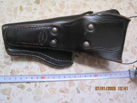 VENDO:

 -- Variedad de fundas de armas cortas.

En cada foto (anverso/reverso), se colocaría el precio 171