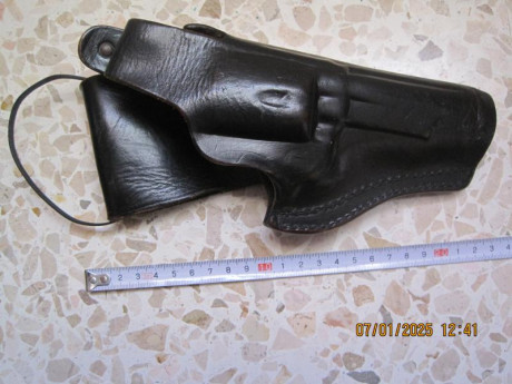VENDO:

 -- Variedad de fundas de armas cortas.

En cada foto (anverso/reverso), se colocaría el precio 170