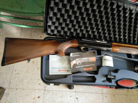 Se vende escopeta Benelli superligera calibre 12 con polichoques tiene 66 cms de cañón en perfecto estado 02