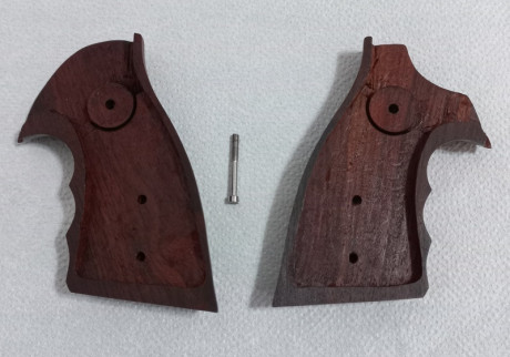 Vendo cacha para revolver S&W de armazón K/L de madera con espacios interdigitales, sirve tanto para 02