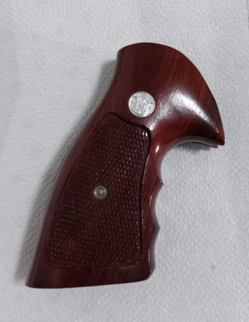 Vendo cacha para revolver S&W de armazón K/L de madera con espacios interdigitales, sirve tanto para 01