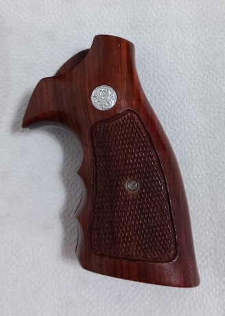 Vendo cacha para revolver S&W de armazón K/L de madera con espacios interdigitales, sirve tanto para 00