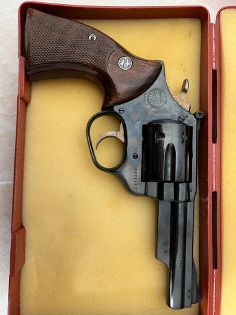 Se vende revolver  de excedente militar guiado en f está nuevo con su caja original y herramienta original 02
