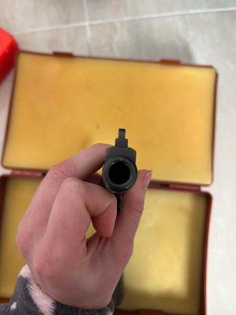 Se vende revolver  de excedente militar guiado en f está nuevo con su caja original y herramienta original 01