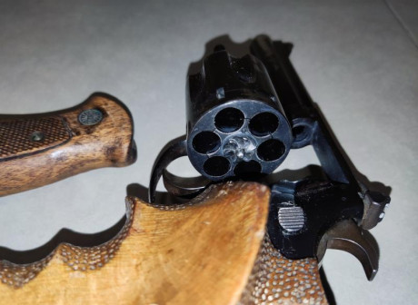 Vendo revolver Astra mod. NC-5 cal. 38 spl. de 4".
Vendo con cachas anatómicas y sus originales, 00