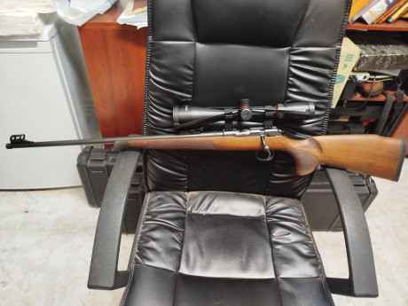 Vendo carabina CZ 457 Premium (zurdo) calibre 22LR, estado nueva comprada el pasado año, solo utilizada 00
