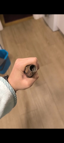 Buenas a todos. Quisiera preguntaros si alguien sabe que tipo de arma/carabina es esta.
Se ha encontrado 00