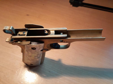 Por necesidad de espacio en la licencia me veo obligado a vender esta pistola Colt 1911 .45 acp Pachmayr 151