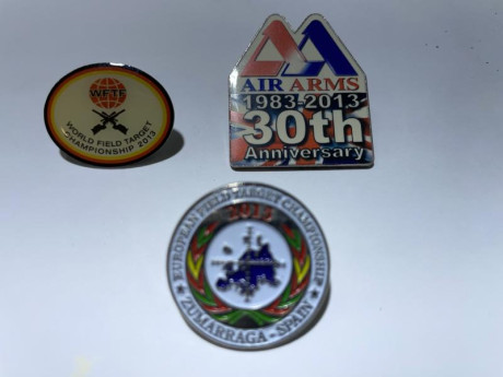 Pongo en venta estos tres Pins . 1 30 aniversario de Air Arms , 2 Europeo de Field Target celebrado en 00