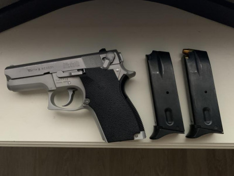 Pistola Smith & Wesson calibre 9 milímetros , modelo 669 en acero inoxidable , con dos cargadores 02