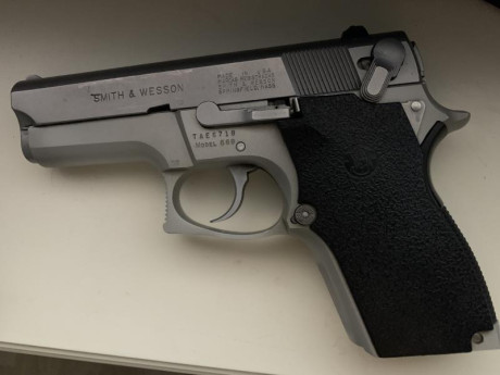 Pistola Smith & Wesson calibre 9 milímetros , modelo 669 en acero inoxidable , con dos cargadores 01