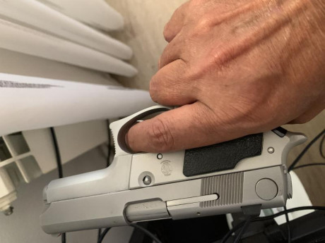 Pistola Smith & Wesson calibre 9 milímetros , modelo 669 en acero inoxidable , con dos cargadores 00