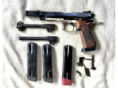 Estupenda pistola del 9mm con tres cañones diferentes en la misma guía.
Uno de 9X19mm para precisión, 02
