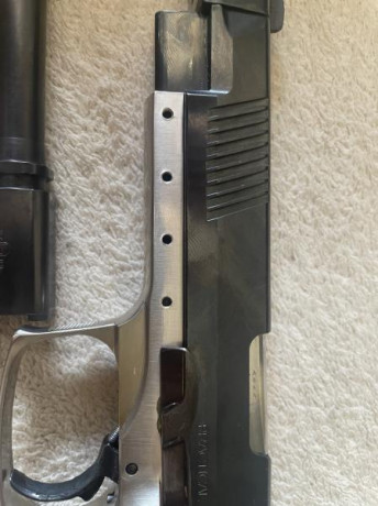 Estupenda pistola del 9mm con tres cañones diferentes en la misma guía.
Uno de 9X19mm para precisión, 01