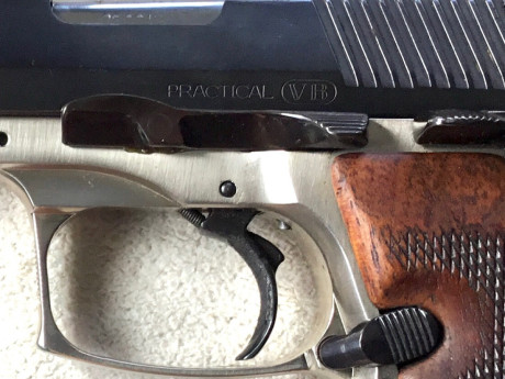 Estupenda pistola del 9mm con tres cañones diferentes en la misma guía.
Uno de 9X19mm para precisión, 00