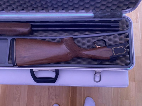 Se vende escopeta de tiro al plato Laurona Gold Sporting, calibre 12, medida del cañón 71 cm con 1 gatillo 10