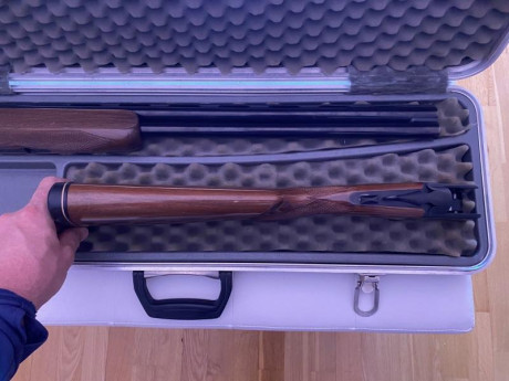 Se vende escopeta de tiro al plato Laurona Gold Sporting, calibre 12, medida del cañón 71 cm con 1 gatillo 21
