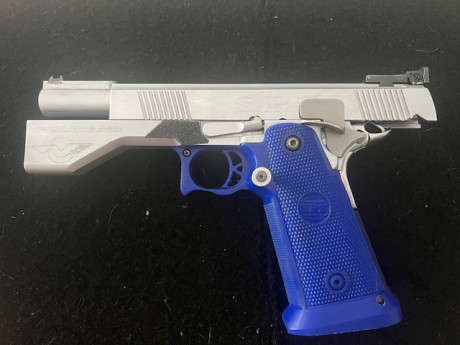 Vendo pistola SPS Pelikano cal 40sw, la pistola se encuentra en perfectas condiciones, se entrega con 00