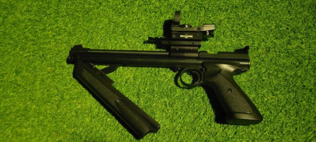 VENDO mi pistola de bombeo calibre 5.5 lleva útil original crosman para ponerle visor o punto rojo, lleva 01