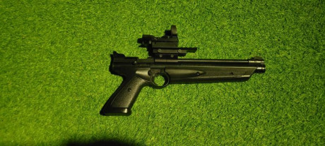VENDO mi pistola de bombeo calibre 5.5 lleva útil original crosman para ponerle visor o punto rojo, lleva 00