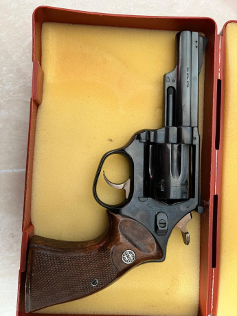 Se.vende revolver Astra 960 calibre 38 especial el arma está nueva por favor no marear gracias 02