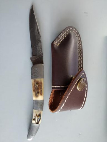 Vendo 1 Cuchillo y 1 navaja Wlilliam & Son London  en acero damasco. 
Están sin estrenar. Comprados 50