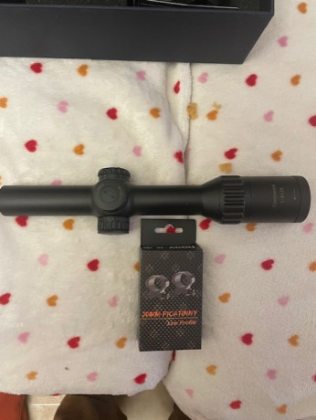 Vendo este visor por venta del rifle al que iba destinado. Tubo de 30. Peso 530gr. Retícula Iluminada 00