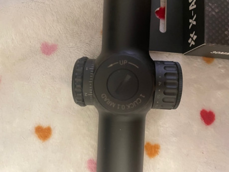 Vendo este visor por venta del rifle al que iba destinado. Tubo de 30. Peso 530gr. Retícula Iluminada 10