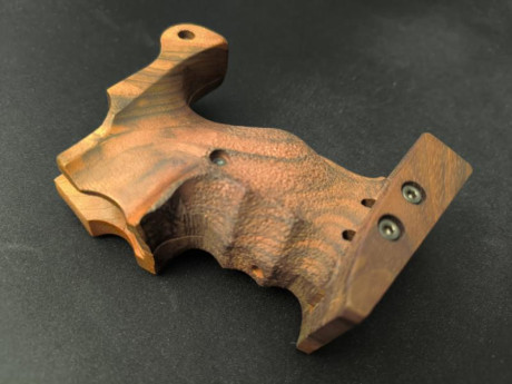 Vendo cachas anatómicas de nogal de la prestigiosa marca Cesare Morini para revolver S&W en talla 02