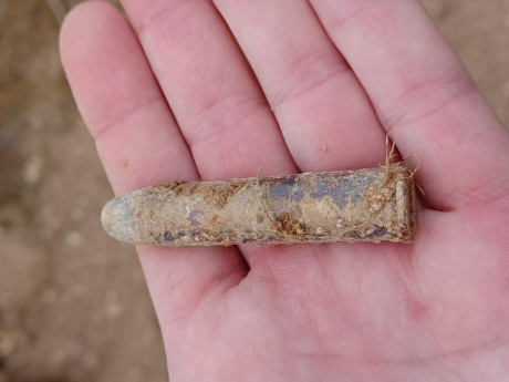 Hola buenas, soy nuevo aquí, encontré este cartucho hace unos meses con el detector de metales en los 80