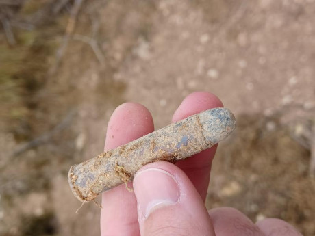 Buenas, soy nuevo aquí, encontré un cartucho muy raro con mi detector de metales en los escombros de un 51