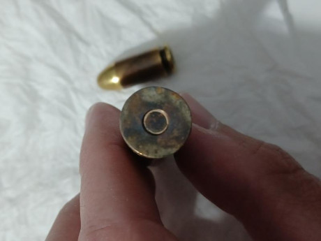 Buenas, soy nuevo aquí, encontré un cartucho muy raro con mi detector de metales en los escombros de un 61