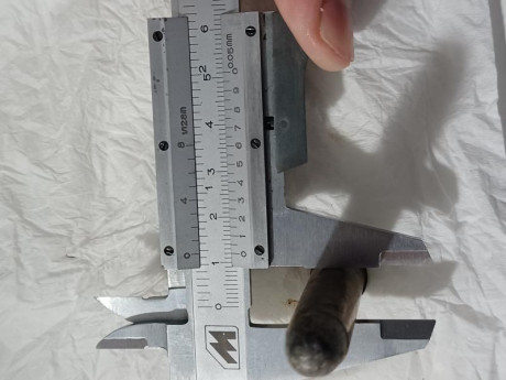 Buenas, soy nuevo aquí, encontré un cartucho muy raro con mi detector de metales en los escombros de un 71