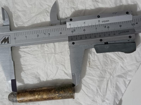 Buenas, soy nuevo aquí, encontré un cartucho muy raro con mi detector de metales en los escombros de un 70