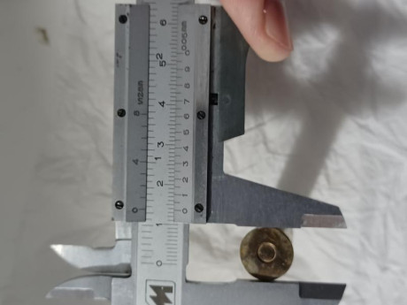 Buenas, soy nuevo aquí, encontré un cartucho muy raro con mi detector de metales en los escombros de un 82