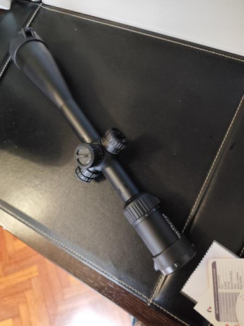 Está nuevo en su caja. No lo he llegado a usar.

8-33x50

Rueda de paralaje lateral.

Monturas para carril 21