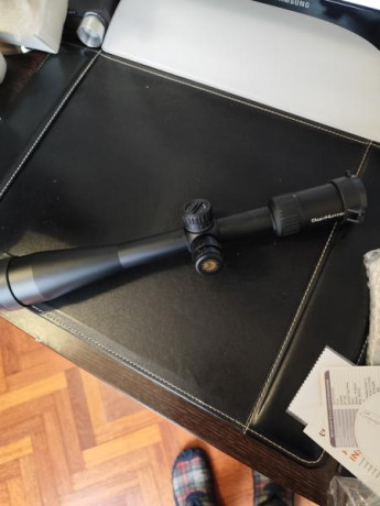 Está nuevo en su caja. No lo he llegado a usar.

8-33x50

Rueda de paralaje lateral.

Monturas para carril 20