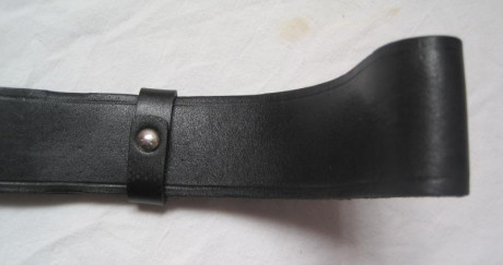 VENDO:

 -- CORREA PORTA-FUSIL de cuero AK 47, o SIMILAR .. (NUEVA) .. (ROBUSTA)..

 -- Longitud mínima: 12