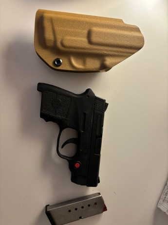 Un compañero me pide que le anuncie este arma.

Pistola SMITH & WESSON modelo BODYGUARD con Laser 02