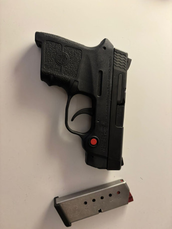 Un compañero me pide que le anuncie este arma.

Pistola SMITH & WESSON modelo BODYGUARD con Laser 01