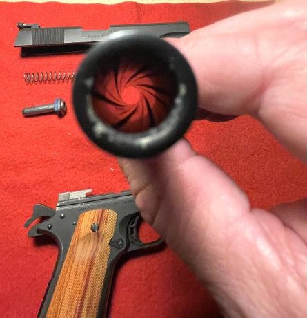 Pistola Colt 1991 A1 Serie 80  calibre 9mm. Cachas originales de goma, mas otras de madera. Dos cargadores 90