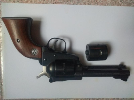 HOLA COMPAÑEROS, 
VENDO LAS SIGUIENTES ARMAS PARA HACER HUECO EN LA GUÍA:
-REVÓLVER SMITH & WESSON 02